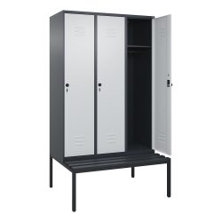 C+P Spind Classic PLUS, 3 Abteile, HxBxT 2.120 x 1.200 x 815 mm, für Vorhängeschloss, untergebaute Bank aus Kunststoff, anthrazitgrau, lichtgrau