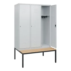 C+P Spind Classic PLUS, 3 Abteile, HxBxT 1.950 x 1.200 x 815 mm, Zylinderschloss, untergebaute Bank aus Buche, lichtgrau, lichtgrau