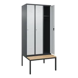 C+P Spind Classic PLUS, 3 Abteile, HxBxT 2.120 x 900 x 815 mm, Zylinderschloss, untergebaute Bank aus Buche, anthrazitgrau, lichtgrau