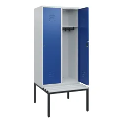 C+P Spind Classic PLUS, 2 Abteile, HxBxT 1.950 x 800 x 815 mm, Zylinderschloss, untergebaute Bank aus Kunststoff, lichtgrau, enzianblau