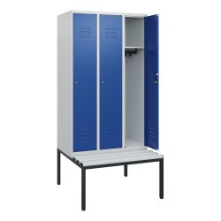 C+P Spind Classic PLUS, 3 Abteile, HxBxT 1.950 x 900 x 815 mm, Zylinderschloss, untergebaute Bank aus Kunststoff, lichtgrau, enzianblau