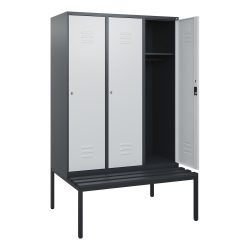 C+P Spind Classic PLUS, 3 Abteile, HxBxT 1.950 x 1.200 x 815 mm, Zylinderschloss, untergebaute Bank aus Kunststoff, anthrazitgrau, lichtgrau