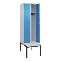 C+P Spind Classic PLUS, 2 Abteile, HxBxT 2.120 x 600 x 815 mm, Zylinderschloss, untergebaute Bank aus Kunststoff, lichtgrau, lichtblau