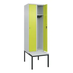 C+P Spind Classic PLUS, 2 Abteile, HxBxT 2.120 x 600 x 815 mm, Zylinderschloss, untergebaute Bank aus Kunststoff, lichtgrau, clowngrün