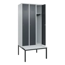 C+P Spind Classic PLUS, 3 Abteile, HxBxT 2.120 x 900 x 815 mm, Zylinderschloss, untergebaute Bank aus Kunststoff, lichtgrau, anthrazitgrau