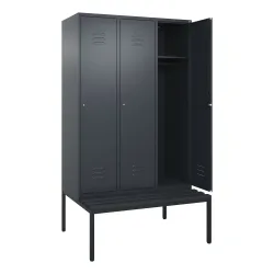 C+P Spind Classic PLUS, 3 Abteile, HxBxT 2.120 x 1.200 x 815 mm, Zylinderschloss, untergebaute Bank aus Kunststoff, anthrazitgrau, anthrazitgrau