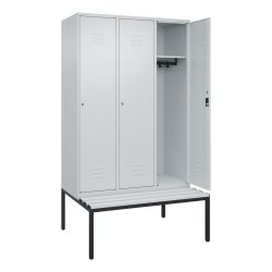 C+P Spind Classic PLUS, 3 Abteile, HxBxT 2.120 x 1.200 x 815 mm, Zylinderschloss, untergebaute Bank aus Kunststoff, lichtgrau, lichtgrau