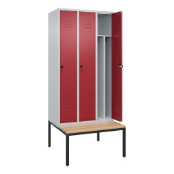 C+P Spind Classic PLUS, 3 Abteile, Trennwand, HxBxT 2.120 x 900 x 815 mm, für Vorhängeschloss, Trennwand, untergebaute Bank aus Buche, lichtgrau, rubinrot