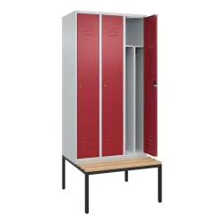 C+P Spind Classic PLUS, 3 Abteile, Trennwand, HxBxT 2.120 x 900 x 815 mm, Zylinderschloss, Trennwand, untergebaute Bank aus Buche, lichtgrau, rubinrot