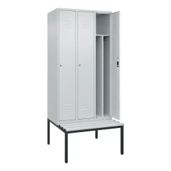 C+P Spind Classic PLUS, 3 Abteile, Trennwand, HxBxT 2.120 x 900 x 815 mm, Zylinderschloss, Trennwand, untergebaute Bank aus Kunststoff, lichtgrau, lichtgrau