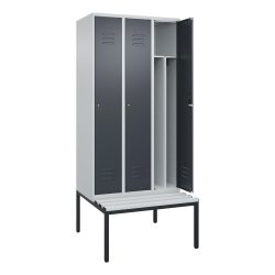 C+P Spind Classic PLUS, 3 Abteile, Trennwand, HxBxT 2.120 x 900 x 815 mm, Zylinderschloss, Trennwand, untergebaute Bank aus Kunststoff, lichtgrau, anthrazitgrau