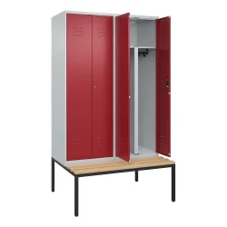 C+P PSA Doppel-Spind Classic PLUS, 4 Abteile, HxBxT 2.120 x 1.200 x 815 mm, Zylinderschloss, untergebaute Bank aus Buche, lichtgrau, rubinrot