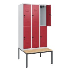 C+P Doppelstock-Spind Classic PLUS, 3 Abteile, HxBxT 1.950 x 900 x 815 mm, für Vorhängeschloss, untergebaute Bank aus Buche, lichtgrau, rubinrot