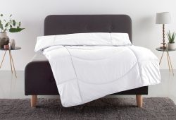 Microfaserbettdecke, »Microlux«, Traumecht, Füllung: Polyester, Bezug: *Von Testschläfern im Juni 2013 mit »GUT« (1,8) bewertet (getestet wurde das 4-Jahreszeiten-Bett in der Grösse 135/200), kochfest bis 95 °C, zum Spitzenpreis!