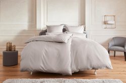 Guido Maria Kretschmer Home&Living Bettwäsche »Mila, in Satin Qualität, atmungsaktiv, Flächengewicht 120 g/m², hergestellt aus 100% Baumwolle, unterstützt Cotton made in Africa, Bett- und Kopfkissenbezug mit Reissverschluss.