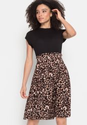 LASCANA Jerseykleid mit Gummibund und Rüschenkante in der Taille, Leoprint