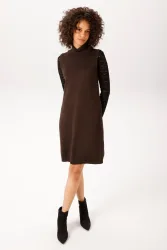 Aniston CASUAL Strickkleid - der Rollkragen hat einen Schlitz im Rücken - NEUE KOLLEKTION