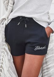 Bench. Relaxshorts, mit kleiner glänzenden Logostickerei