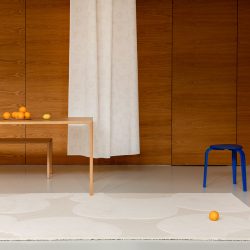Handgetufteter Designer Teppich „Iso Unikko Natural“ aus 100% Wolle, verschiedene Grössen MARIMEKKO