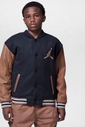 Jordan Varsity Bomberjacke - Black + Archaeo Brown S Kids