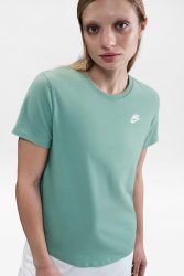 Nike Sportswear Club Essentials T-Shirt - Cannon XS Damen