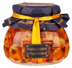Knoblauchzehen in Peperoncino-Öl