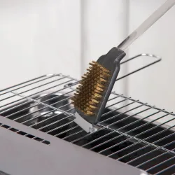 Grillbürste und Schaber aus Eichenholz