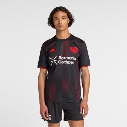 New Balance New Balance Bayer 04 Leverkusen Home SS Jersey 25/26 Herren, rot, Grösse: L Regular Fit Herren, rot, Grösse: L