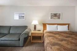 Econolodge Inn and Suites