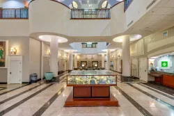 Wyndham Garden Baronne Plaza