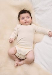 hessnatur Baby Langarm Body aus Bio-Baumwolle mit Bio-Merinowolle und Seide - naturfarben Grösse86/92