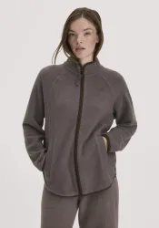 hessnatur Loungewear Fleece Jacke Relaxed ACTIVE LIGHT aus Bio-Baumwolle - lila - Größe L