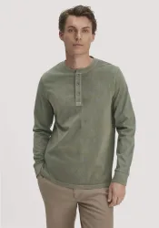 hessnatur Herren Henley Longsleeve Relaxed aus Bio-Baumwolle - grün - Größe 46