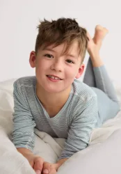 hessnatur Kinder  Ringel-Langarmshirt aus Bio-Merinowolle mit Seide - blau - Größe 122/128