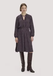 hessnatur Damen Jacquard Kleid, gerafft, knielang aus TENCEL? Lyocell und LENZING? ECOVERO? Viskose - lila - Größe 38