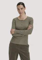 hessnatur Damen Longsleeve Henley Slim aus Bio-Baumwolle - grün - Größe 46