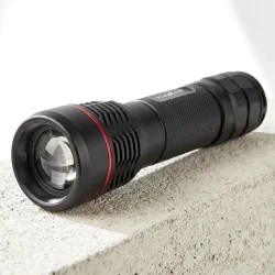 Nedis - LED Taschenlampe | Batterie betrieben | 3,7 V DC | 10 W | Gebaut -in lithium ion | Batterien enthalten | Wiederaufladbar | Angegebener leuchtender Fluss: 1000 LM | Beleuchtungsbereich: 200 m | Strahlungswinkel: 10 °, 150 mm, Schwarz