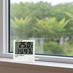 Digitales Hygrometer und Thermometer mit Außenfühler, Uhr und Wecker