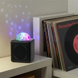 Bluetooth 5.4 Party Lautsprecher mit Discokugel Lichtshow, Mic, Aux, USB-C