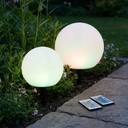 2er-Set LED-Leuchtkugel mit Fernbedienung, solarbetrieben, RGBW, 60 Lu, IP67, Ø20 & 30 cm