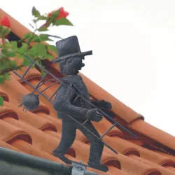 Dachrinnen- und Zaunfigur Schornsteinfeger
