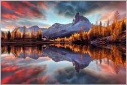 image LAND Bild mit Rahmen Spiegelnde Berge im Sonnenaufgang  | Schubiger Möbel