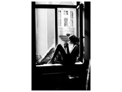 image LAND Digitaldruck auf Glas Frau Auf Der Fensterbank  | Schubiger Möbel