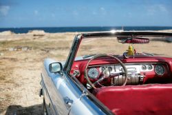image LAND Alubild Oldtimer am Strand  | Schubiger Möbel