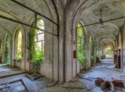 image LAND Alubild Lost Place Geteilter Flur  | Schubiger Möbel