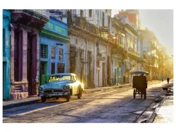 image LAND Digitaldruck auf Glas Alte Strasse in Havanna  | Schubiger Möbel