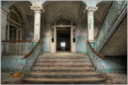 image LAND Bild mit Rahmen Lost Place Treppe 1  | Schubiger Möbel