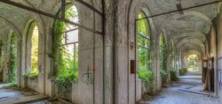 image LAND Alubild Lost Place Geteilter Flur  | Schubiger Möbel
