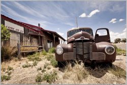 image LAND Bild mit Rahmen Oldtimer in Der Wüste  | Schubiger Möbel