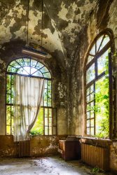 image LAND Alubild Raum in Verlassener Villa  | Schubiger Möbel